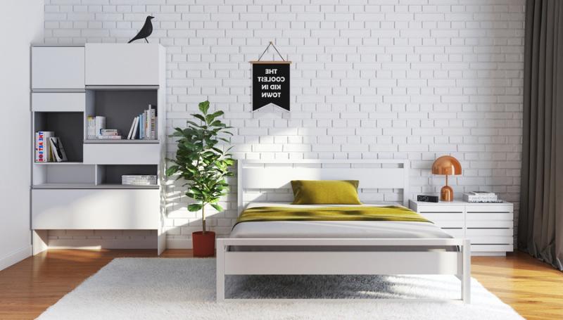 Chậu cây lan ý với bông hoa trắng tinh khôi đặt trên tab đầu giường trong phòng ngủ, gợi ý khả năng lọc không khí và tạo không gian thư giãn